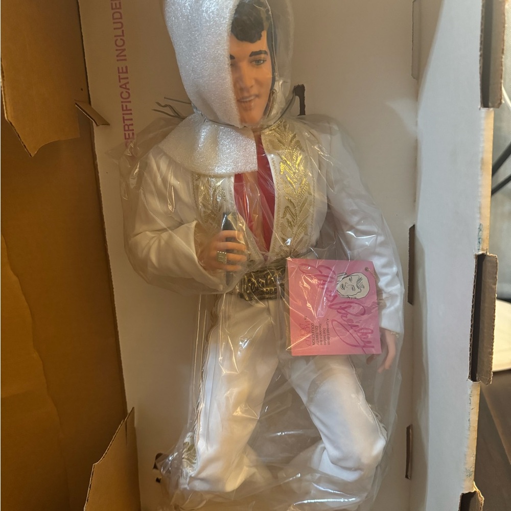 Elvis Presley A-LIMITED EDITION DOLL
Second in the
-CELEBRITY COLLECTION»